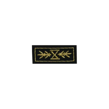 Mit goldfarbener Stickerei, handgestickt